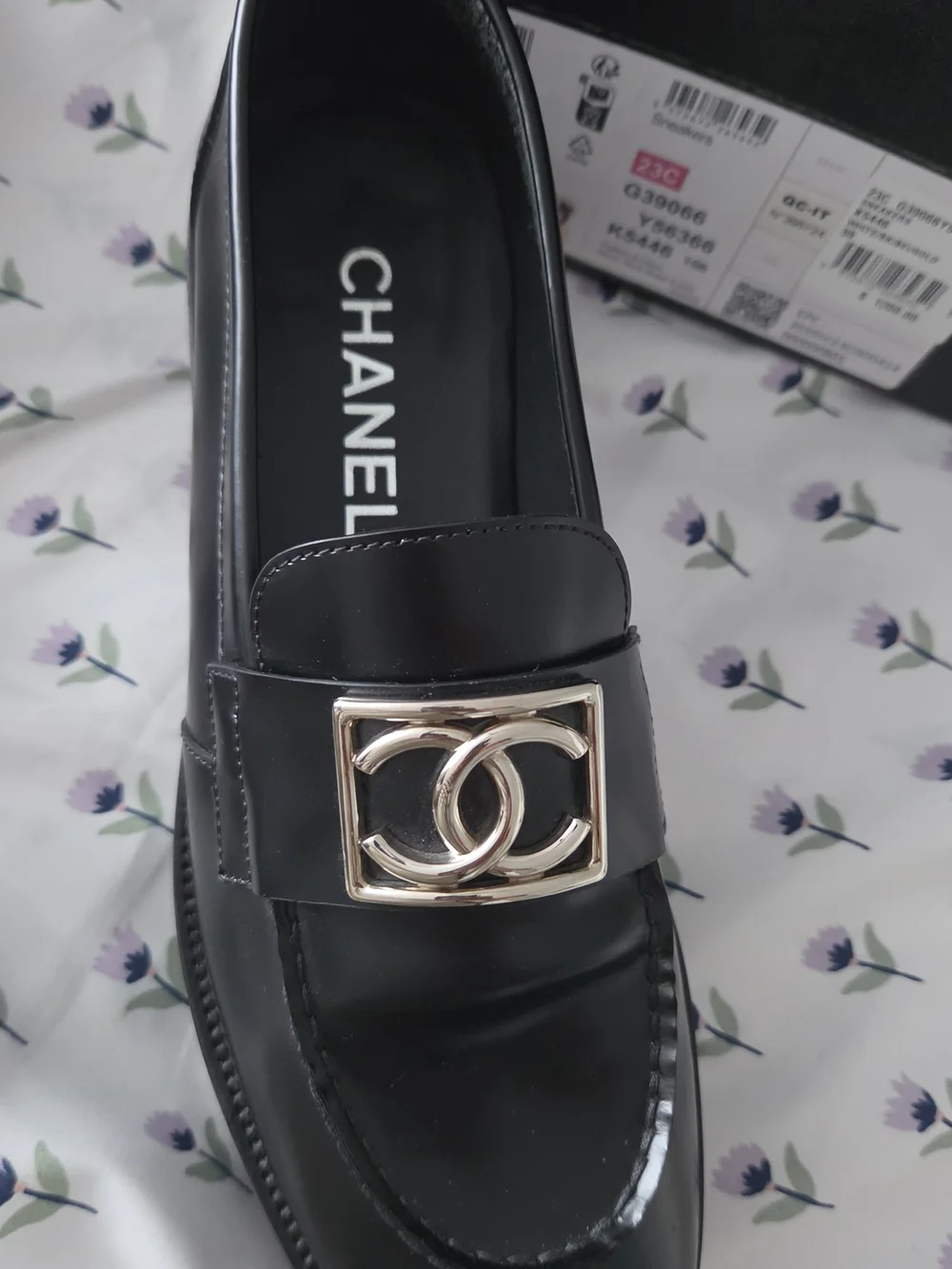 Autentic CHANEL Black Leather CC Logo Loafers with Gold Hardware - Picture 7 of 12